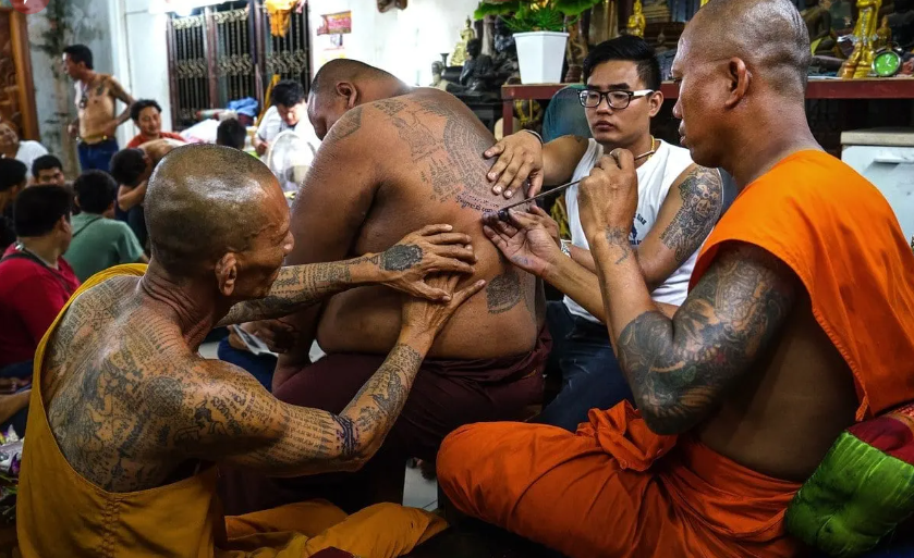 Mengunjungi Festival Tato Spiritual di Thailand